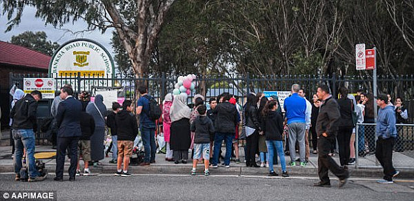 悉尼女司机驾车冲入教室造成2死7伤！学生今日返校 校门口变花海（组图+视频） - 9