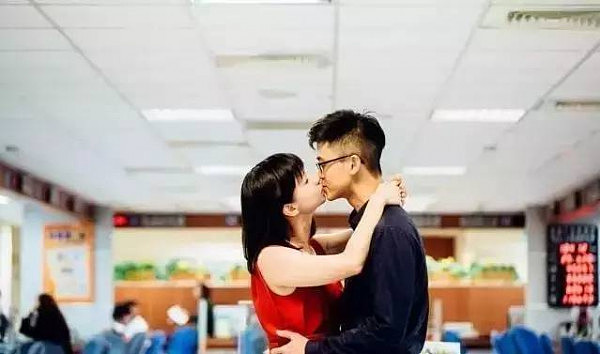 为了情欲？中国女孩狂吻100名老外 被骂“公交” 出门还被砸鸡蛋（组图） - 7