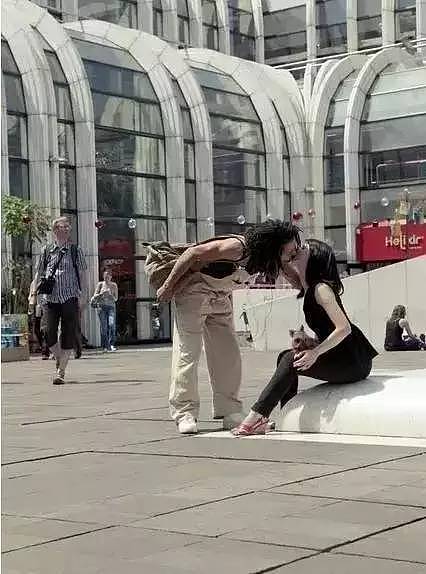 为了情欲？中国女孩狂吻100名老外 被骂“公交” 出门还被砸鸡蛋（组图） - 23