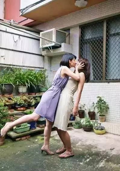 为了情欲？中国女孩狂吻100名老外 被骂“公交” 出门还被砸鸡蛋（组图） - 30