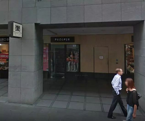 噗！新西兰青少年持枪抢劫华人服装店，被店主小哥淡定关起来了……（动图） - 1