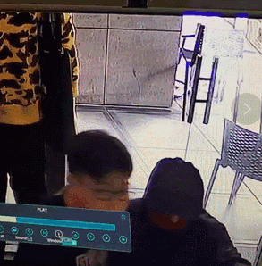 噗！新西兰青少年持枪抢劫华人服装店，被店主小哥淡定关起来了……（动图） - 3