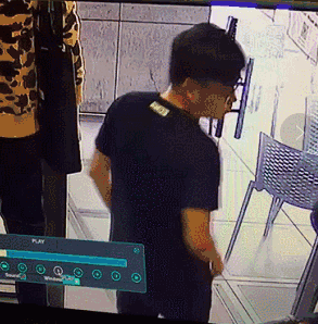 噗！新西兰青少年持枪抢劫华人服装店，被店主小哥淡定关起来了……（动图） - 4