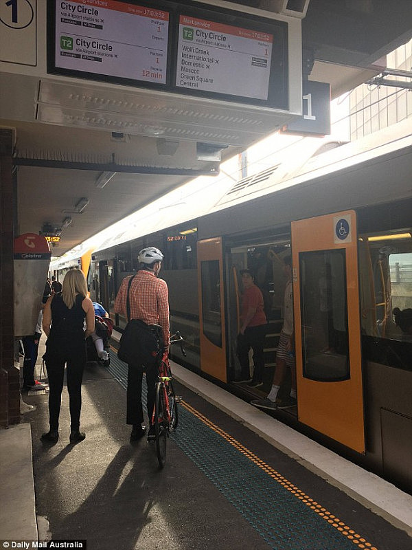 悉尼火车突发故障！T2机场线停运1个半小时 大量乘客滞留站台（图） - 2