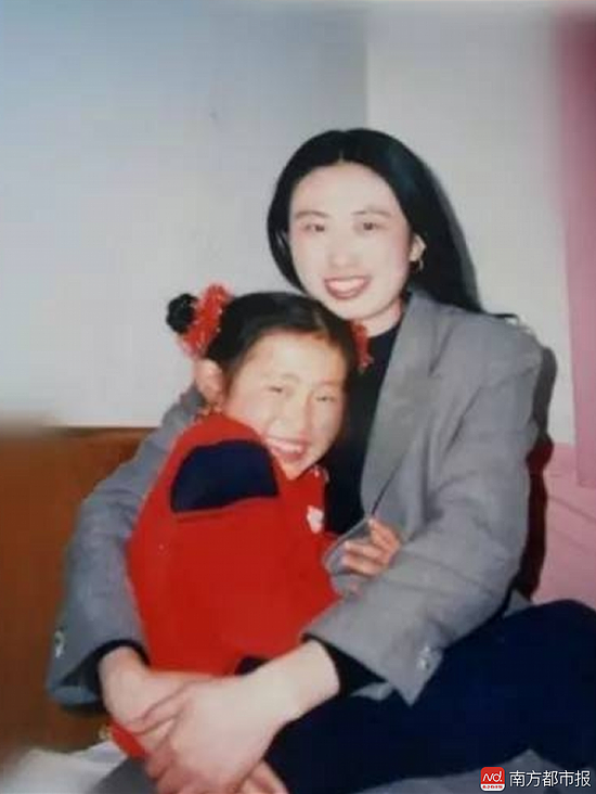 江歌母亲与其小时候的照片.png