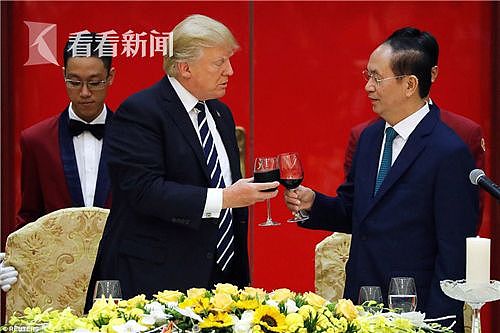 特朗普访问越南欢迎晚宴上疲态尽显 眼睛数次闭上又睁开 碰杯时都闭着眼 - 3