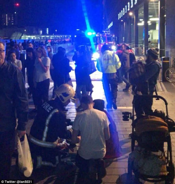 以为是恐袭，伦敦一商场数千人疯狂逃跑，造成大规模踩踏事件（组图） - 3