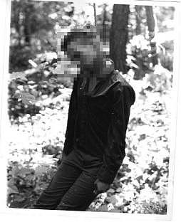 少年在树林中“自缢”身亡，6年后其母竟收到死亡现场照片