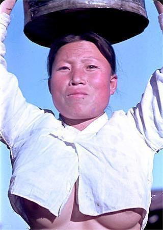 无法直视！朝鲜妇女爱穿露乳装：只有生了儿子的妇女才有资格穿 - 1