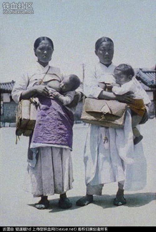 无法直视！朝鲜妇女爱穿露乳装：只有生了儿子的妇女才有资格穿 - 5
