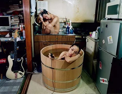 服了！这位日本女摄影师自带澡盆在别人家里洗澡还自拍，你会让她进你家吗？（组图） - 2