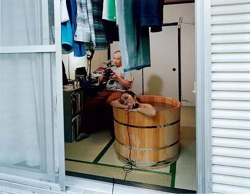 服了！这位日本女摄影师自带澡盆在别人家里洗澡还自拍，你会让她进你家吗？（组图） - 4