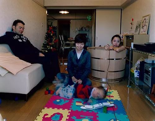 服了！这位日本女摄影师自带澡盆在别人家里洗澡还自拍，你会让她进你家吗？（组图） - 5