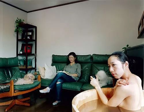 服了！这位日本女摄影师自带澡盆在别人家里洗澡还自拍，你会让她进你家吗？（组图） - 6