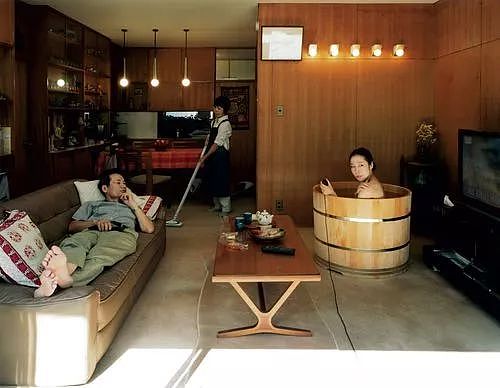 服了！这位日本女摄影师自带澡盆在别人家里洗澡还自拍，你会让她进你家吗？（组图） - 9