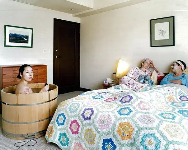 服了！这位日本女摄影师自带澡盆在别人家里洗澡还自拍，你会让她进你家吗？（组图） - 10