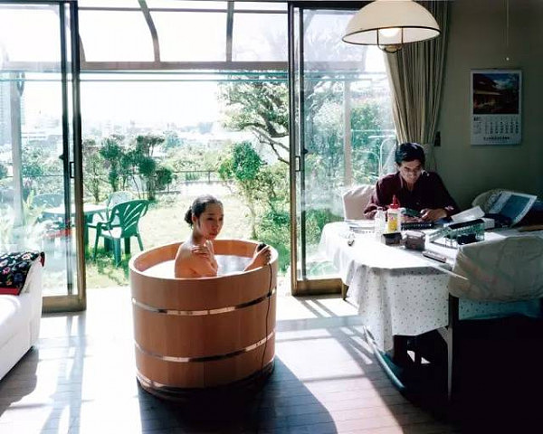 服了！这位日本女摄影师自带澡盆在别人家里洗澡还自拍，你会让她进你家吗？（组图） - 17