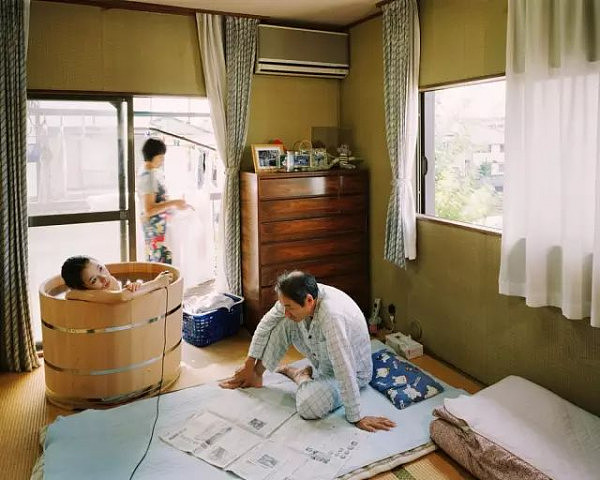 服了！这位日本女摄影师自带澡盆在别人家里洗澡还自拍，你会让她进你家吗？（组图） - 19