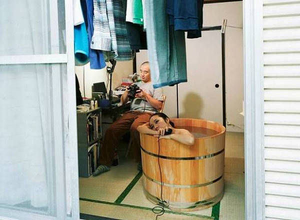 服了！这位日本女摄影师自带澡盆在别人家里洗澡还自拍，你会让她进你家吗？（组图） - 20