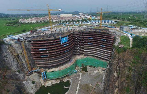 日本挖的坑中国人填上了！花10年造深坑酒店，被称世界建筑奇迹