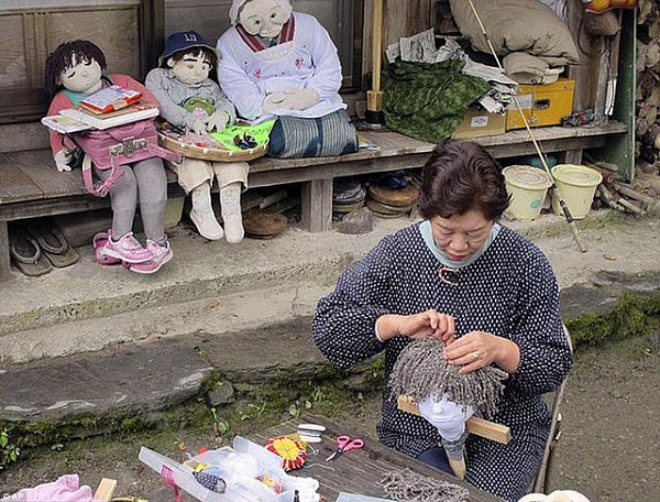 日本现一诡异村庄：全村处处是人却纹丝不动，你敢去住上一晚吗？