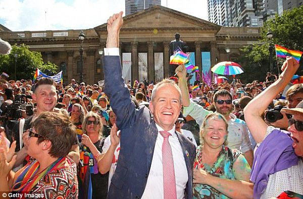 465BF88200000578-5083381-Bill_Shorten_was_at_the_forefront_of_celebrations_in_Melbourne_w-a-40_1510703956163.jpg,0