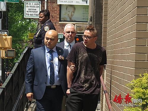 中国侨网当年，威尔逊·赖被警方逮捕后在市警109分局被押出，送往刑事法院控罪。 (纽约《侨报》资料图)