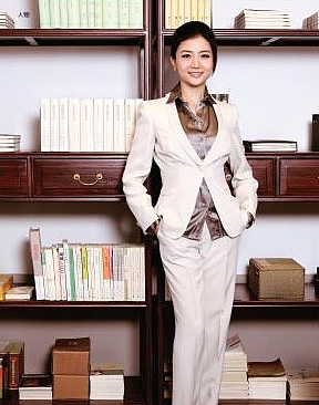 中国最美女富豪之一，马云亲自邀请她出山，身价100亿至今仍单身 - 5