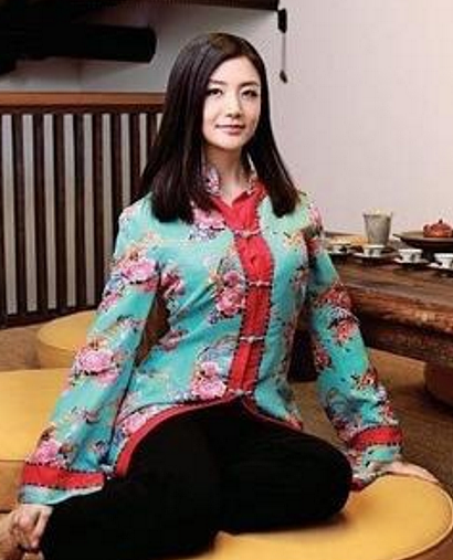 中国最美女富豪之一，马云亲自邀请她出山，身价100亿至今仍单身 - 6