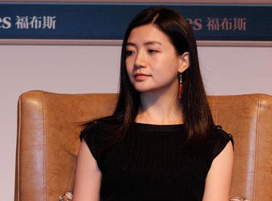 中国最美女富豪之一，马云亲自邀请她出山，身价100亿至今仍单身 - 7