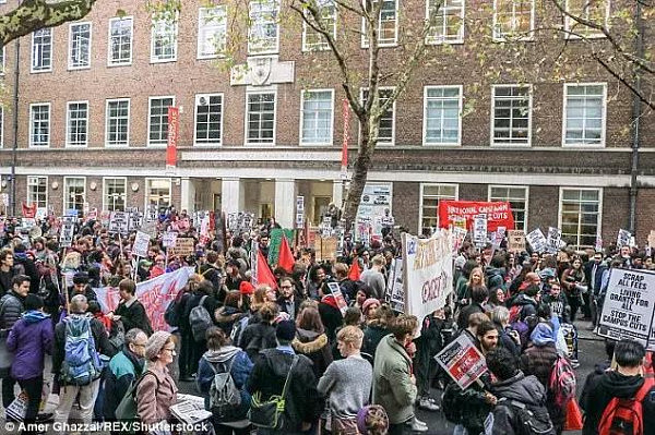 成千英国大学生因高额学费前往唐宁街抗议，结果在网上被群嘲！