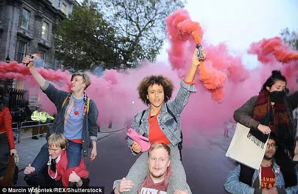 成千英国大学生因高额学费前往唐宁街抗议，结果在网上被群嘲！