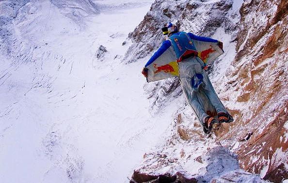极限运动员挑战喜马拉雅山，从七千米高峰跳下，不幸当场撞崖摔死