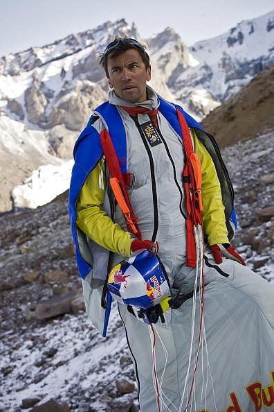 极限运动员挑战喜马拉雅山，从七千米高峰跳下，不幸当场撞崖摔死