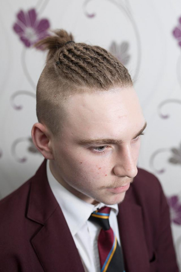 15岁男生因扎辫子被学校隔离 母亲怒了：就允许女孩儿能有？