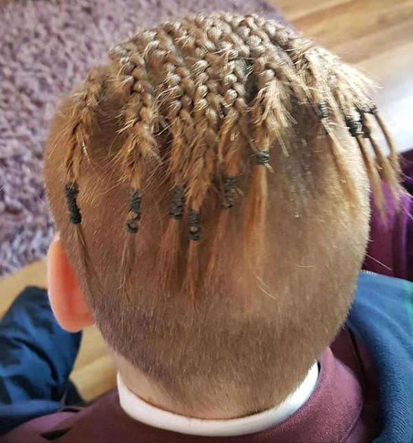 15岁男生因扎辫子被学校隔离 母亲怒了：就允许女孩儿能有？