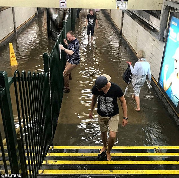 一片混乱！倾盆大雨突袭墨尔本 航班延误、车站被淹、7000多户停电（视频） - 3