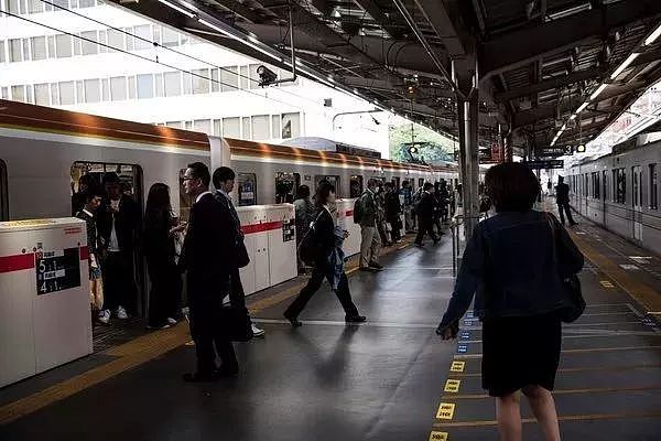 全世界都在赞叹“日本地铁为早发车20秒道歉”，日本人自己却这么说... - 14