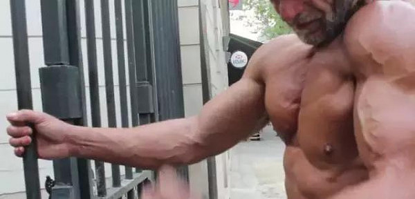 53岁的法国乞丐，一身肌肉意外走红，乞丐练得都比你好！