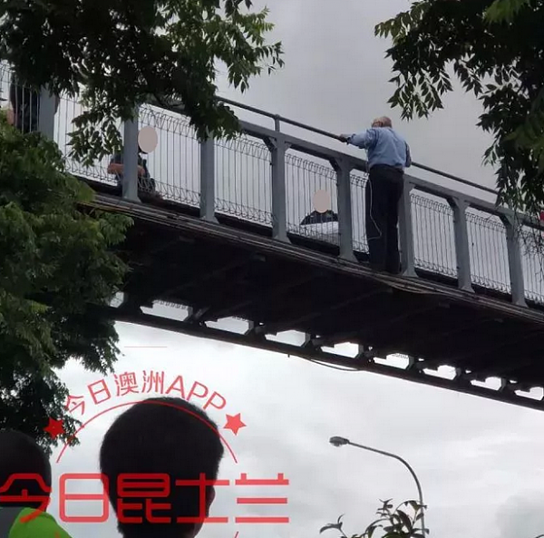 突发|澳天桥上有高龄老人疑试图跳桥轻生！道路拥堵，过往车辆注意绕行 - 8