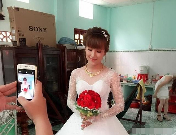 越南17岁男孩娶27岁媳妇，颜值没话说，网友直呼太相配！狂吃狗粮