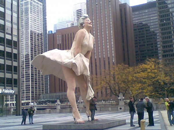 这座美女雕塑，因太漂亮常被游客占便宜，而最终被拆除！