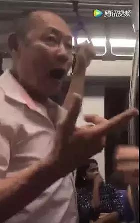 新加坡71岁大爷地铁公开求爱外国小伙，宝刀未老