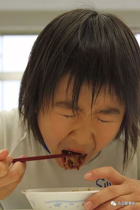 日本老师让小学生们花150天养两头猪，长大后逼他们亲自吃掉！这就是日式教育… - 13