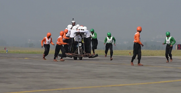 厉害！印军再秀特技：58人同骑一摩托创造新世界记录（视频） - 2