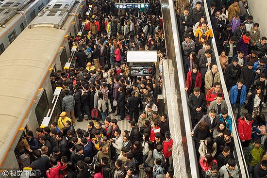2014年11月27日，北京，西二旗地铁站，跟你擦肩而过的人可能都是年薪超过十万的青年。/视觉中国