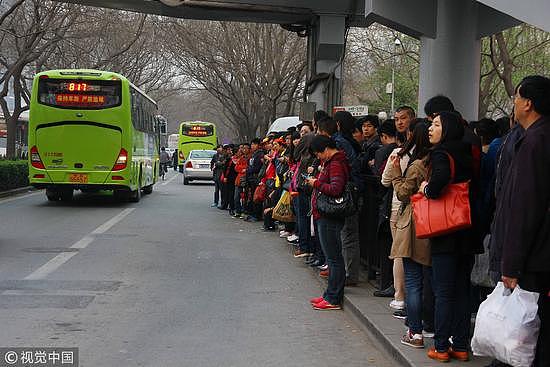 2014年3月28日，北京国贸。北京大约有30万上班族，在北京上班，回河北燕郊睡觉。/视觉中国