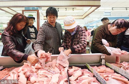 2017年11月9日，杭州，猪肉价格不仅仅只影响退休大妈，也会影响你。/视觉中国