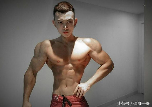 19岁的肌肉型男，健身两年，胸肌发达麒麟臂健壮，只是这腰吓人
