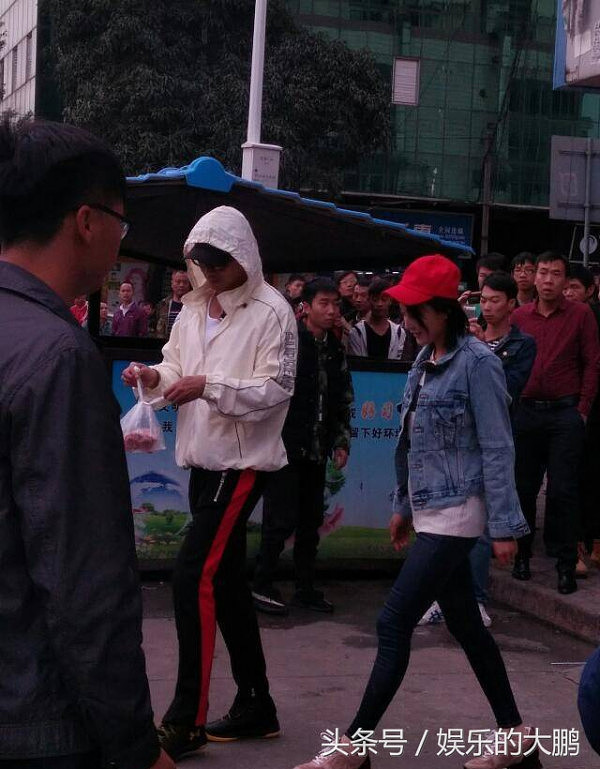 网友拍摄张馨予带着大群保镖在广州上街买菜，素颜接地气，边逛还边嗑瓜子 - 4